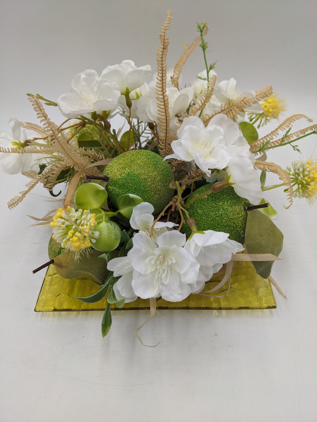 Frühlingsgesteck Limonen Glasteller grün weiss