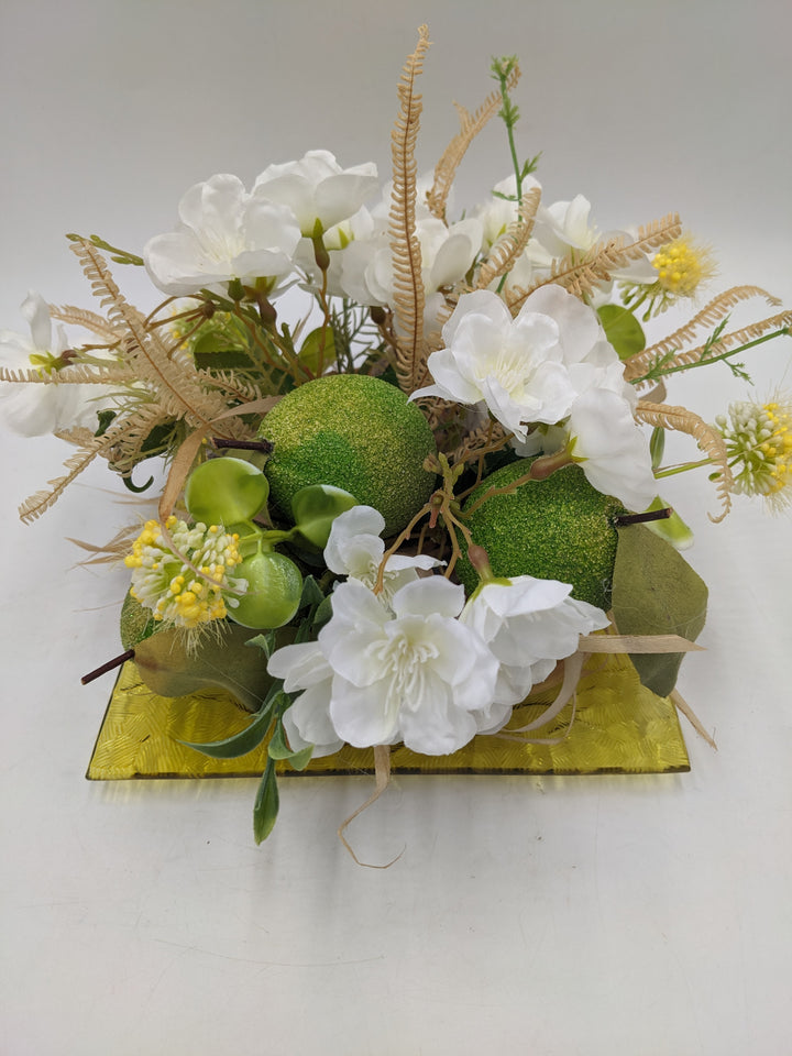 Frühlingsgesteck Limonen Glasteller grün weiss