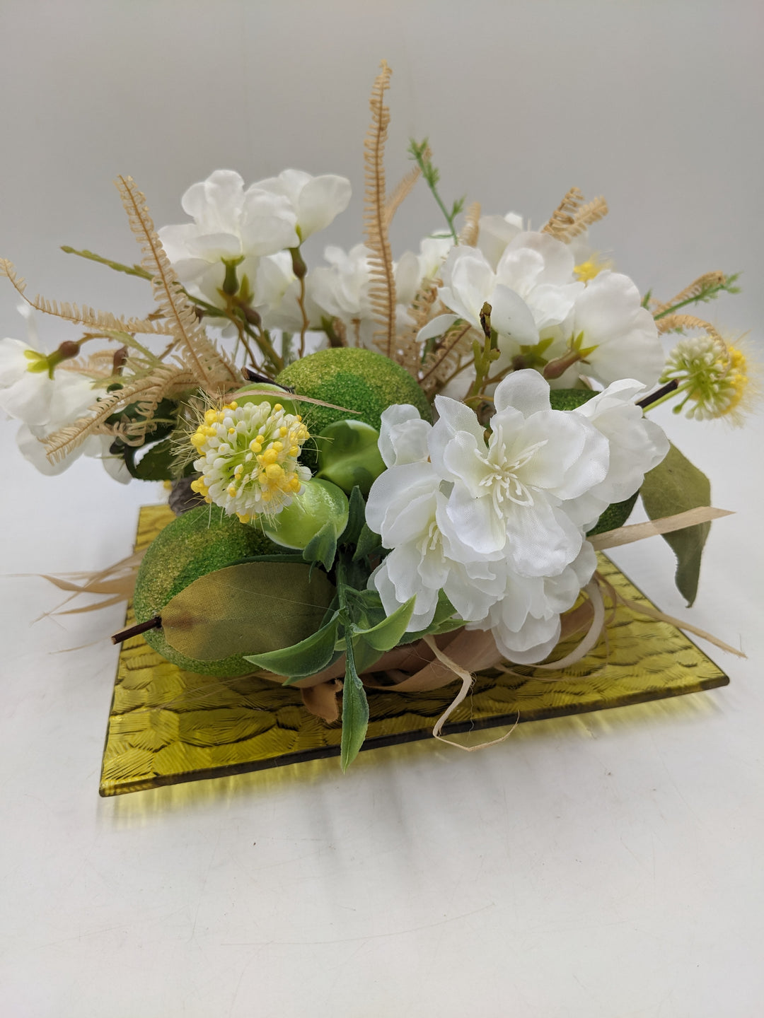 Frühlingsgesteck Limonen Glasteller grün weiss