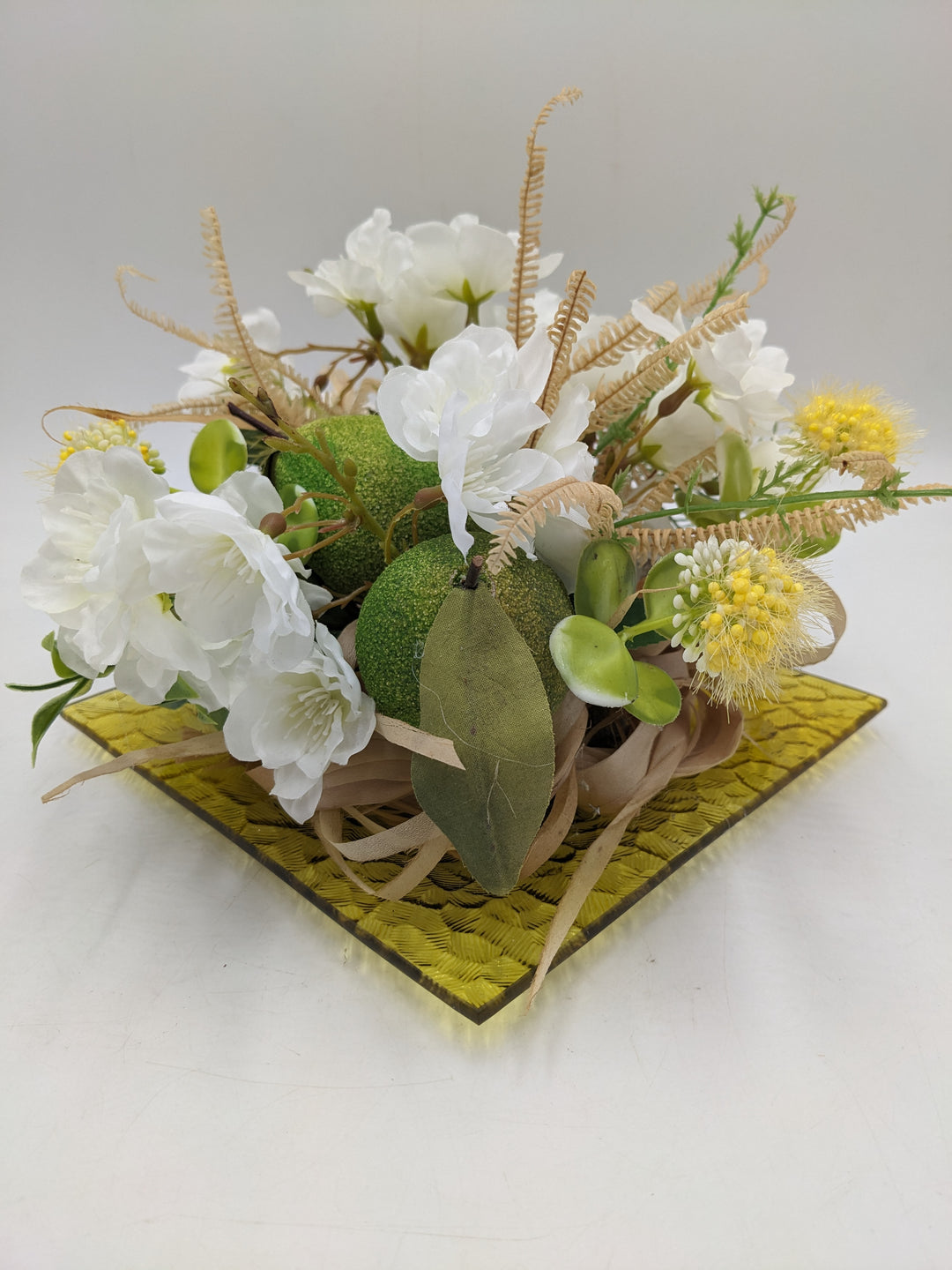 Frühlingsgesteck Limonen Glasteller grün weiss