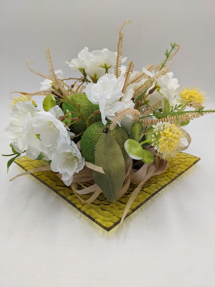 Frühlingsgesteck Limonen Glasteller grün weiss