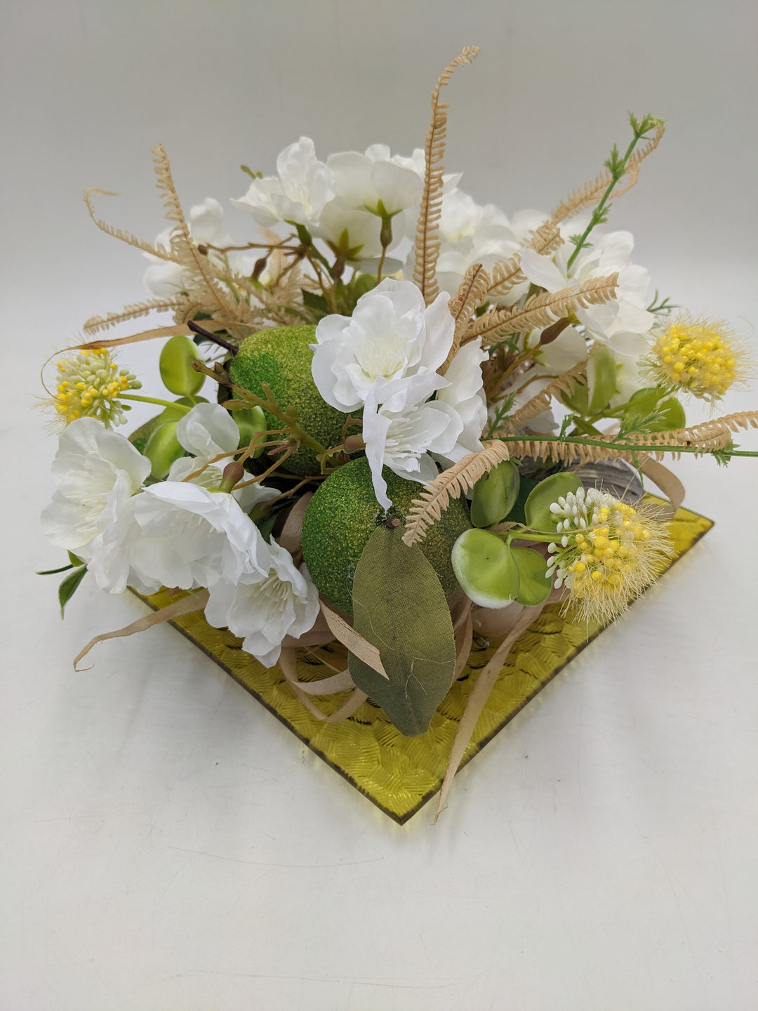 Frühlingsgesteck Limonen Glasteller grün weiss