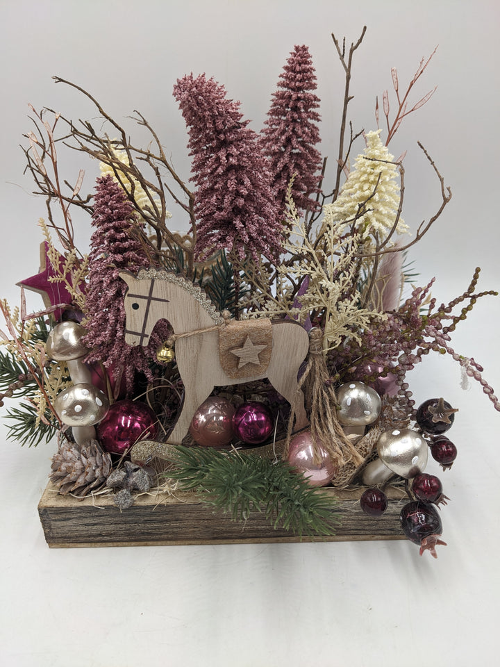 Weihnachtsgesteck Teelicht Bäume Schaukelpferd rosa