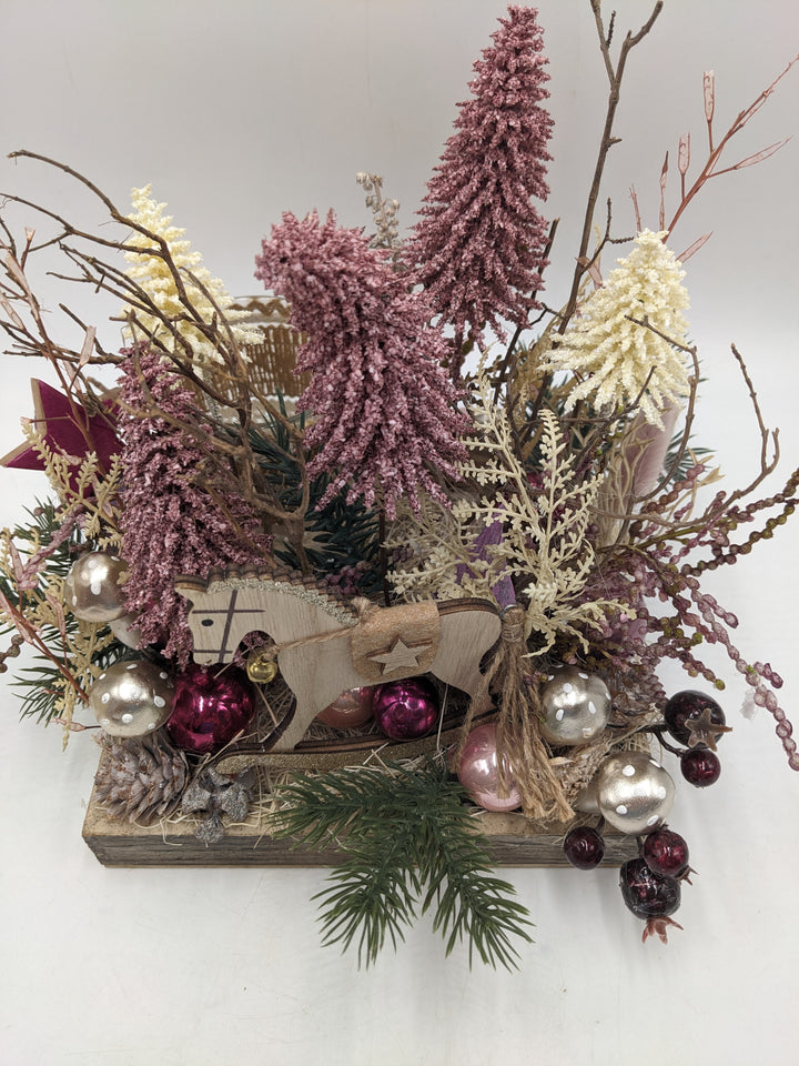 Weihnachtsgesteck Teelicht Bäume Schaukelpferd rosa