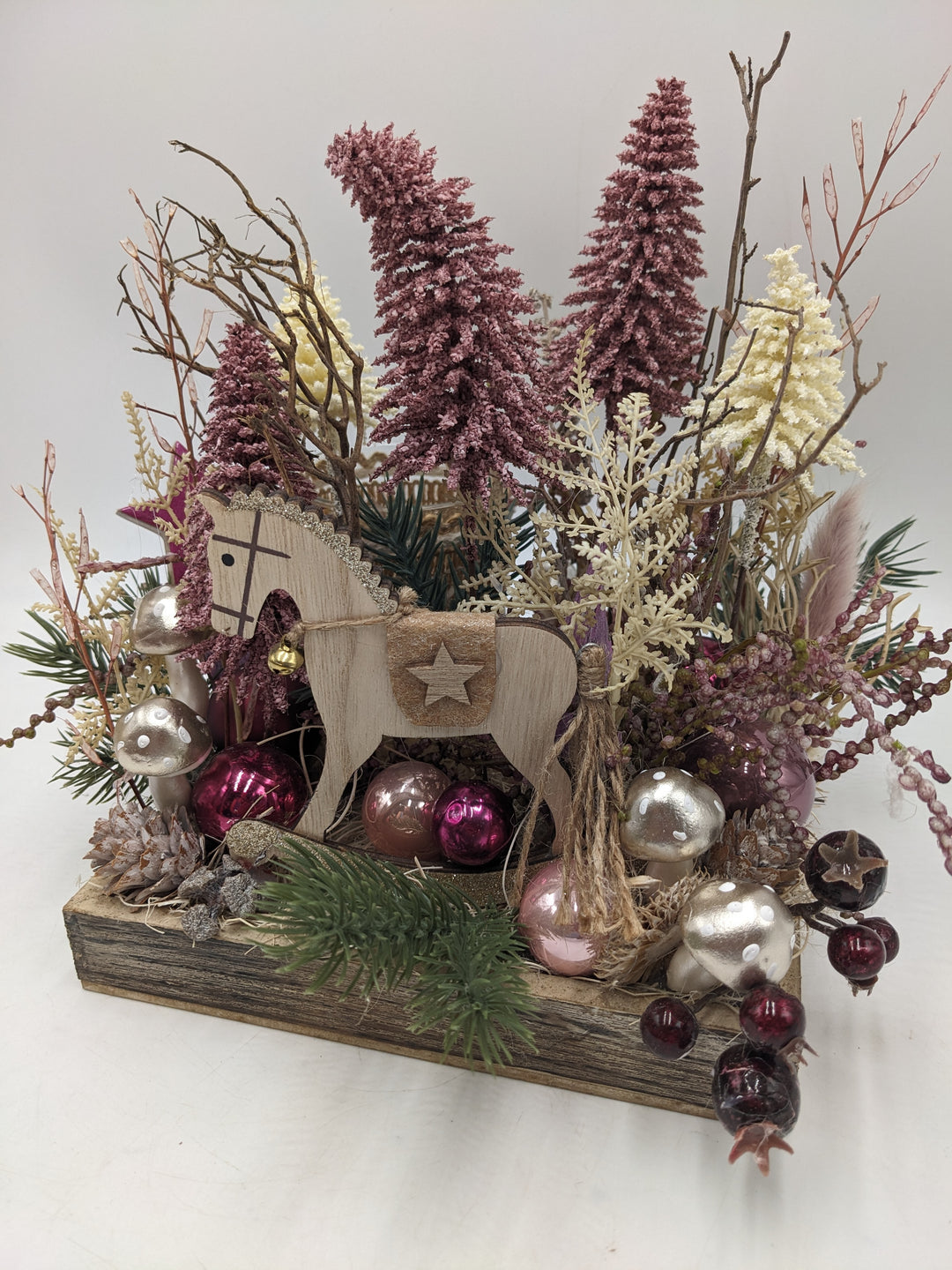 Weihnachtsgesteck Teelicht Bäume Schaukelpferd rosa
