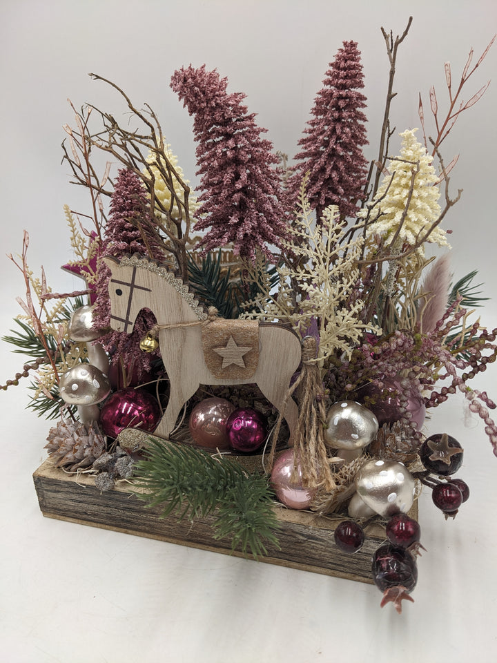 Weihnachtsgesteck Teelicht Bäume Schaukelpferd rosa
