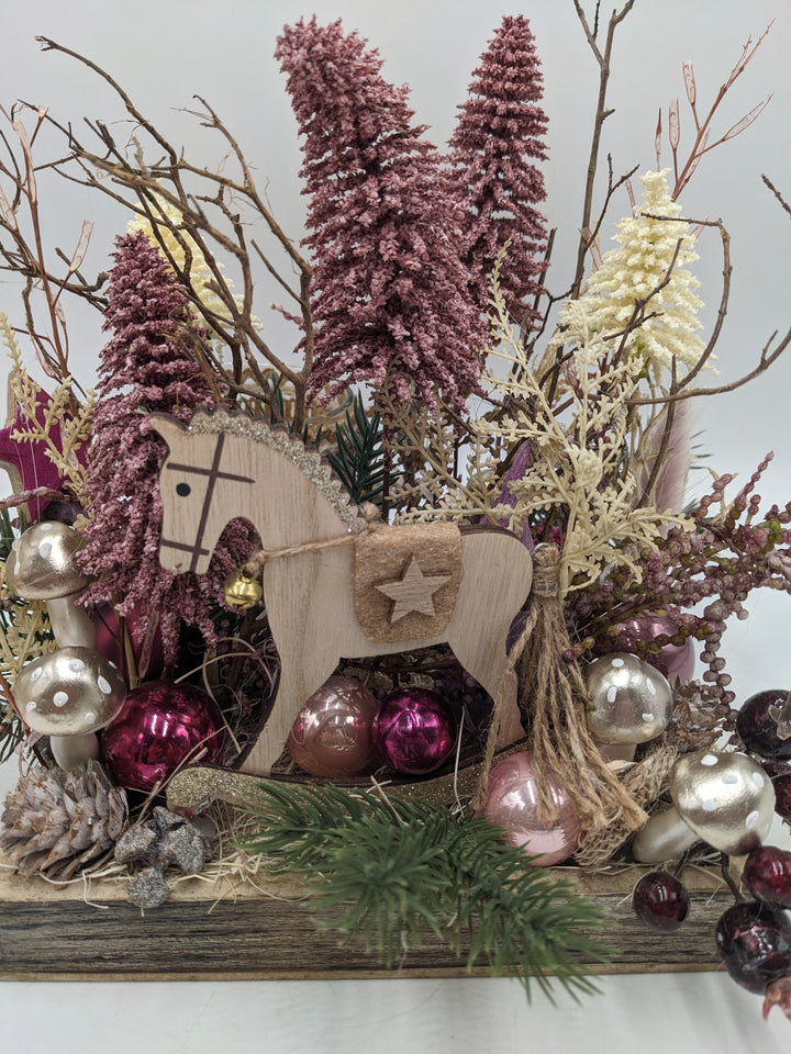 Weihnachtsgesteck Teelicht Bäume Schaukelpferd rosa