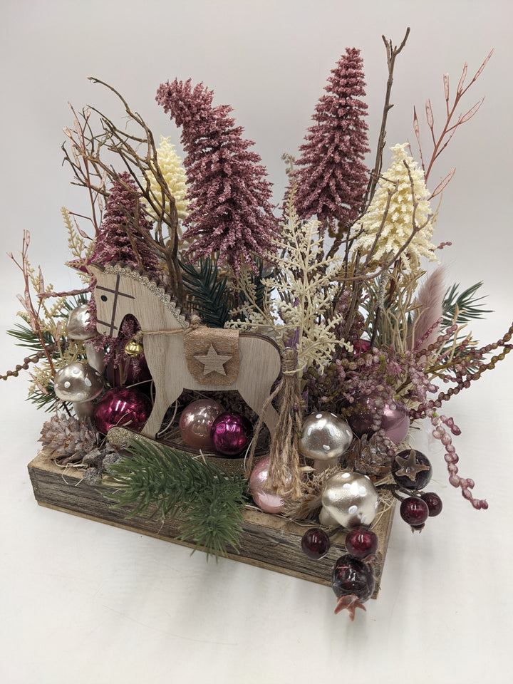 Weihnachtsgesteck Teelicht Bäume Schaukelpferd rosa
