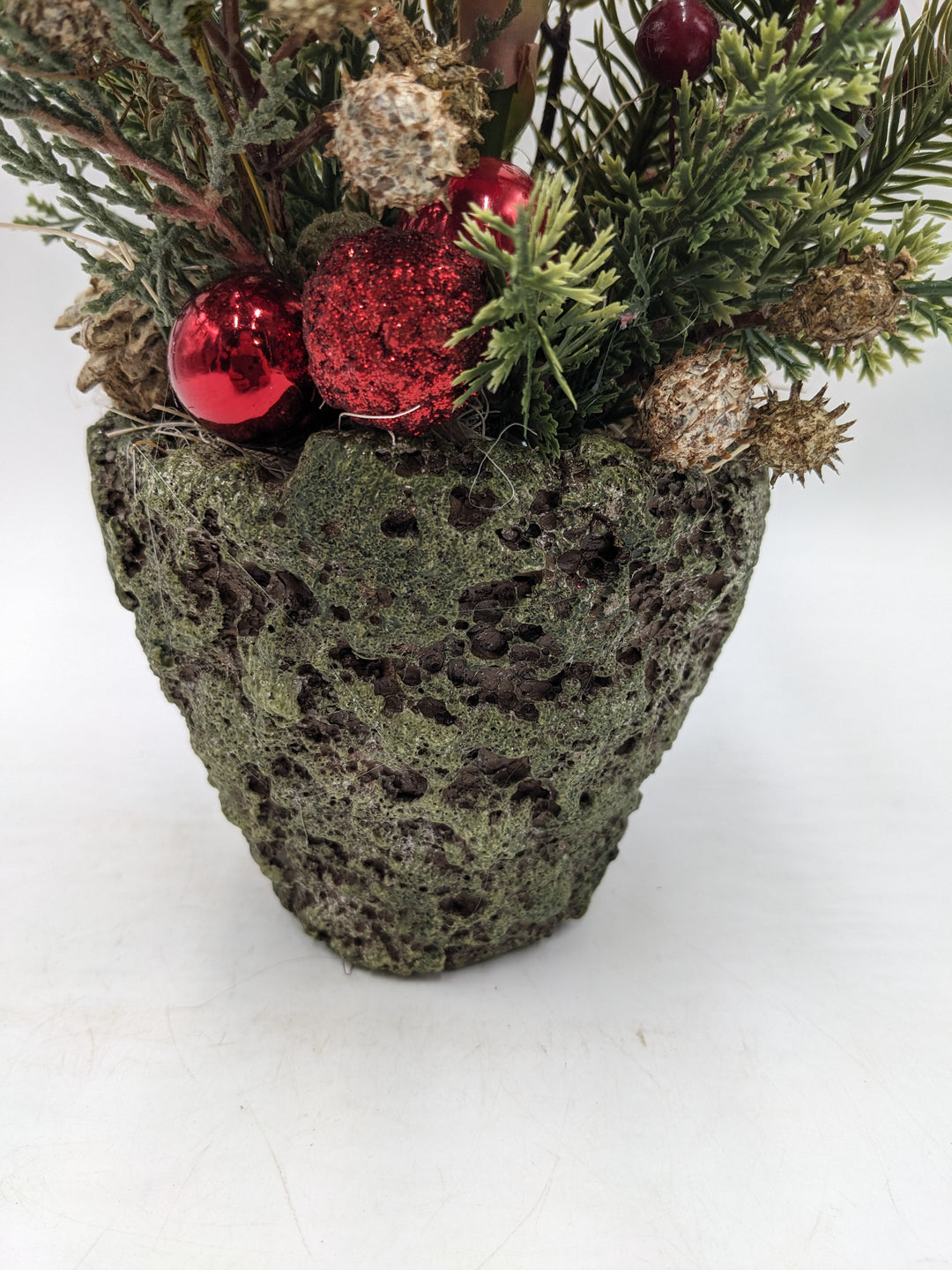 Weihnachtsgesteck Amaryllis Beeren Gräser rot grün