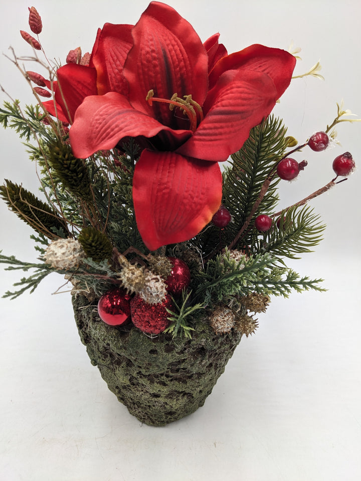 Weihnachtsgesteck Amaryllis Beeren Gräser rot grün