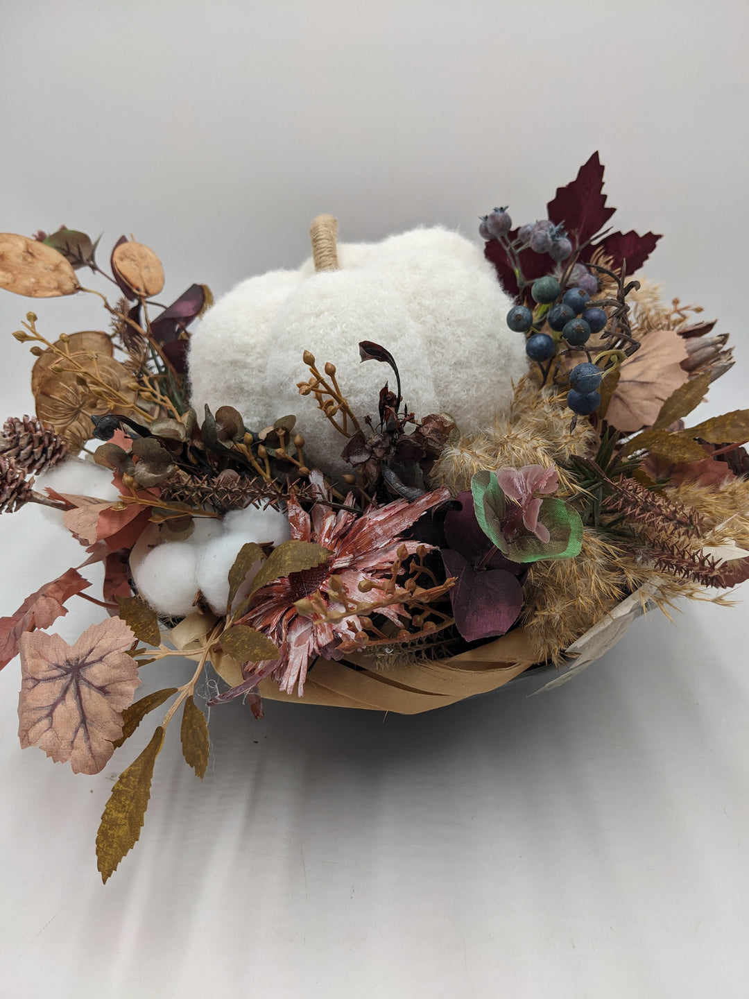 Herbstgesteck Kürbis Blätter Gräser Beeren