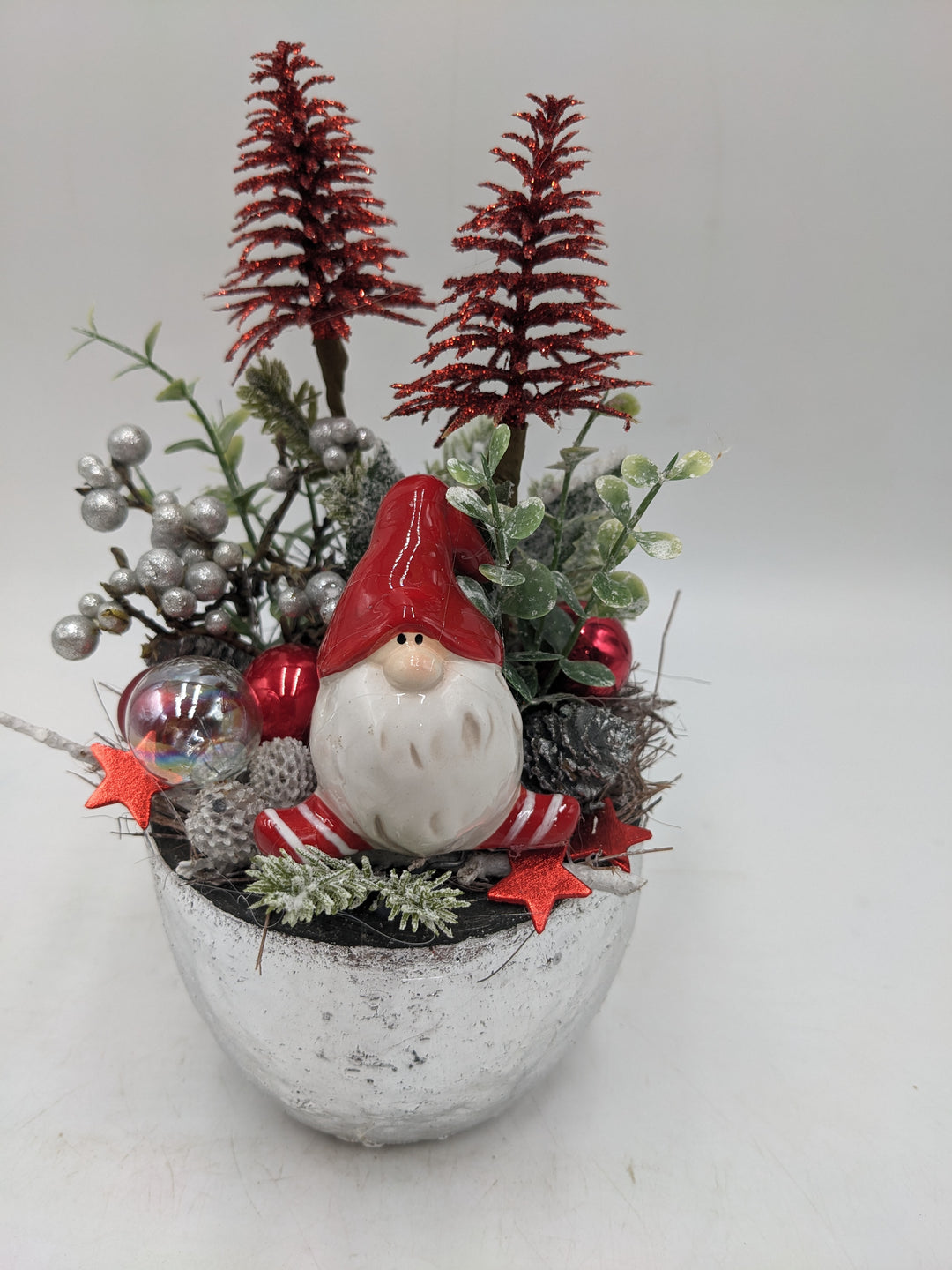 Weihnachtsgesteck Wichtel Bäume Sterne rot silber