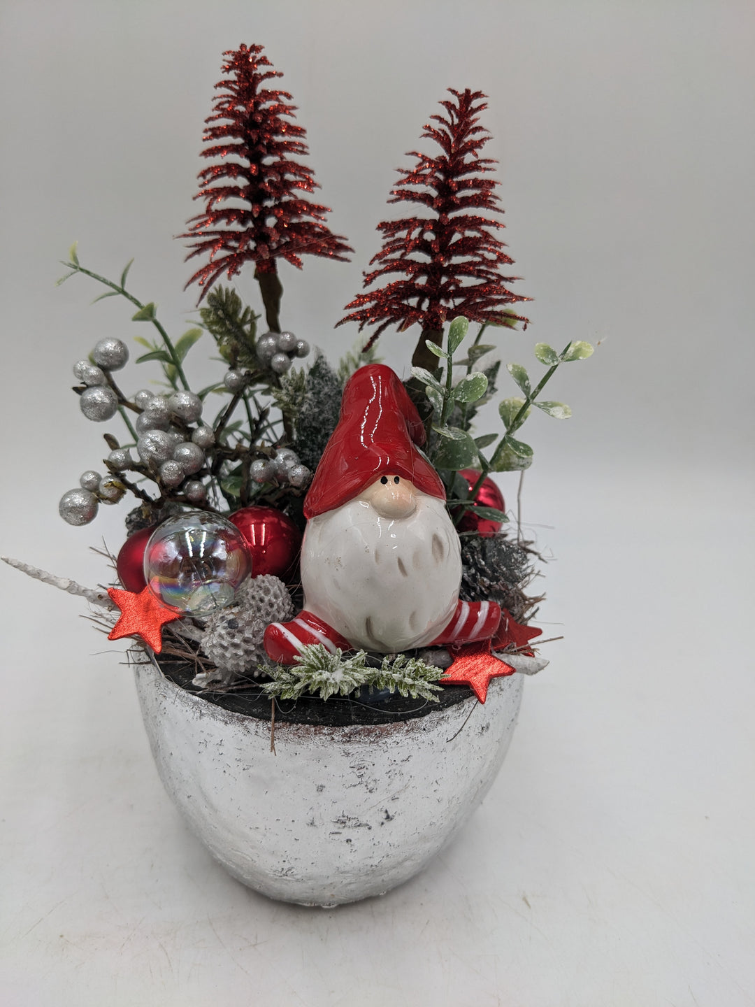 Weihnachtsgesteck Wichtel Bäume Sterne rot silber