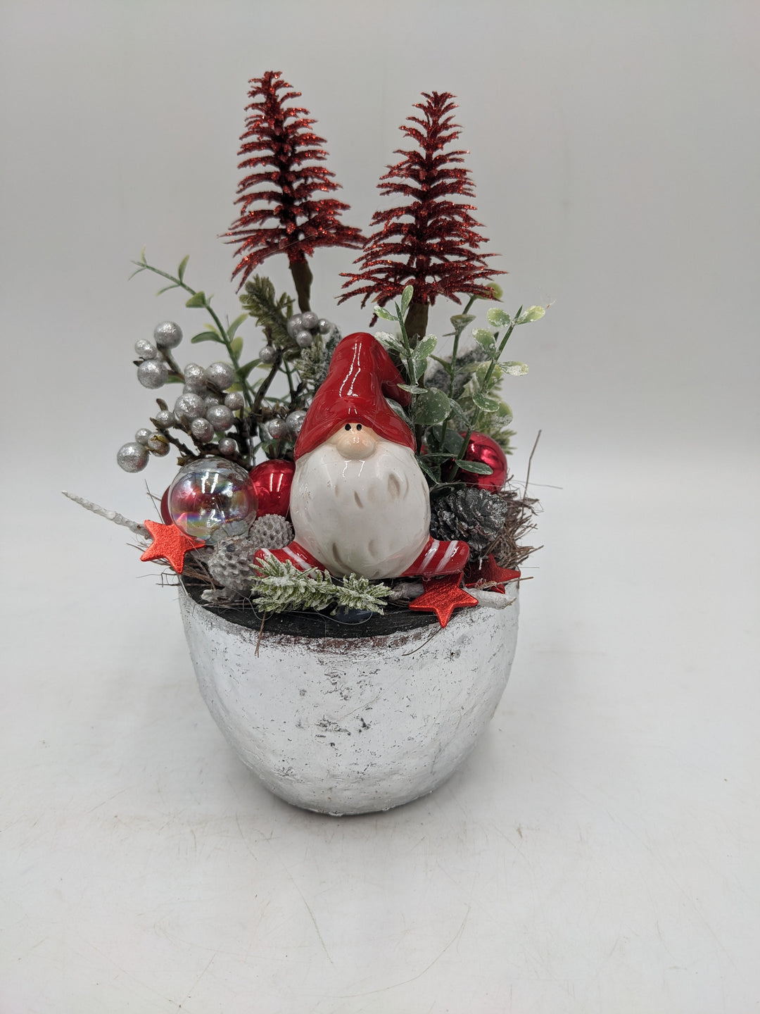 Weihnachtsgesteck Wichtel Bäume Sterne rot silber
