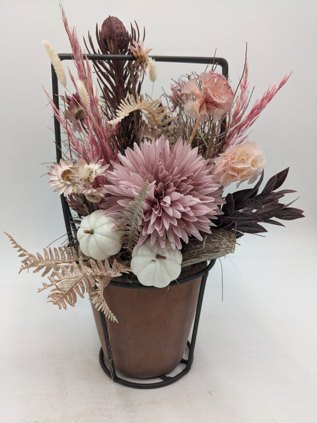 Herbstgesteck Kürbis Gräser rosa creme
