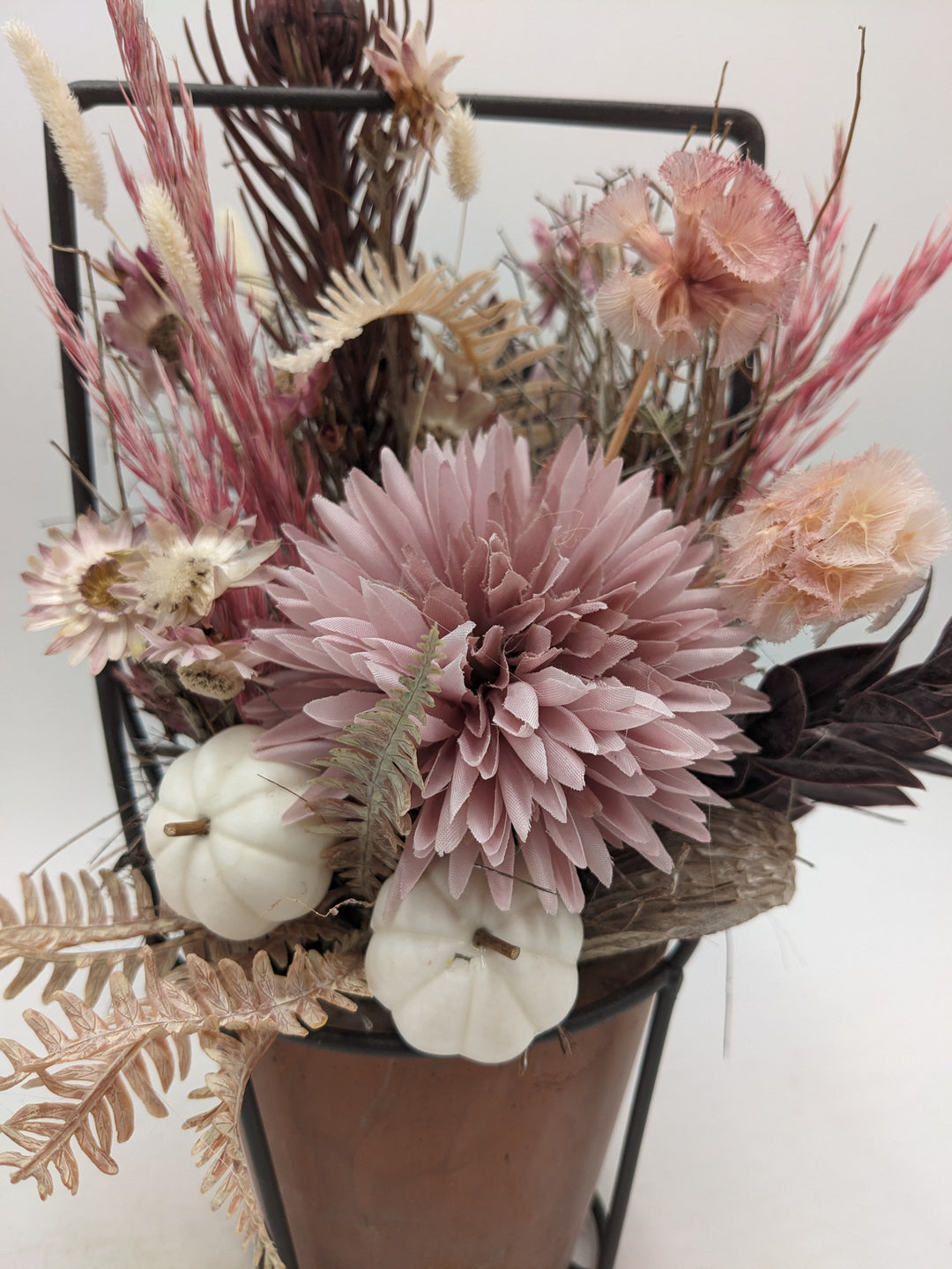 Herbstgesteck Kürbis Gräser rosa creme