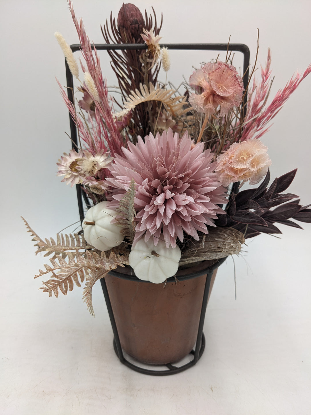 Herbstgesteck Kürbis Gräser rosa creme