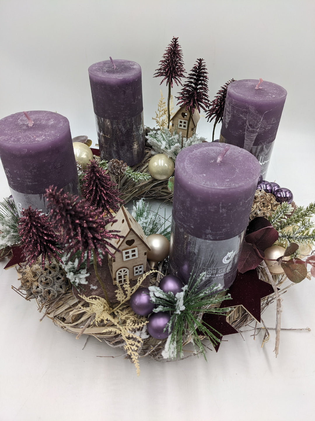 Adventskranz Häuser Bäume Sterne lila