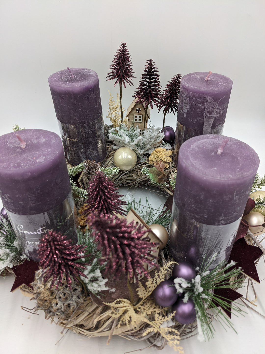 Adventskranz Häuser Bäume Sterne lila