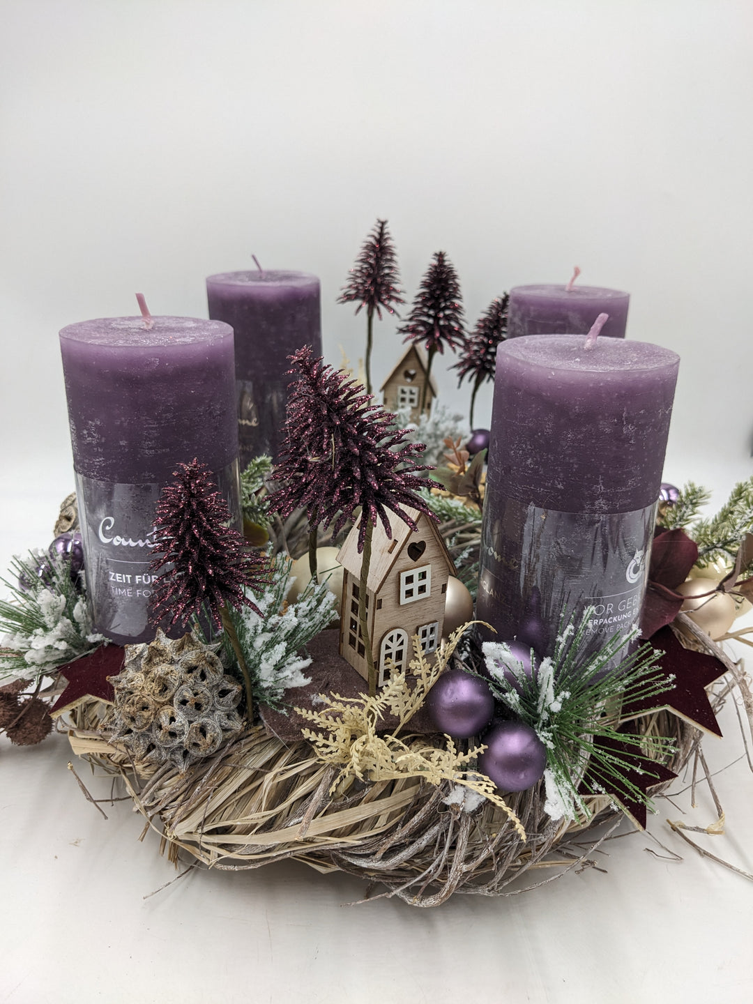 Adventskranz Häuser Bäume Sterne lila