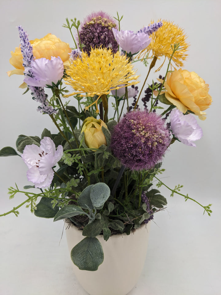 Sommergesteck Wiesenblumen Allium orange lila
