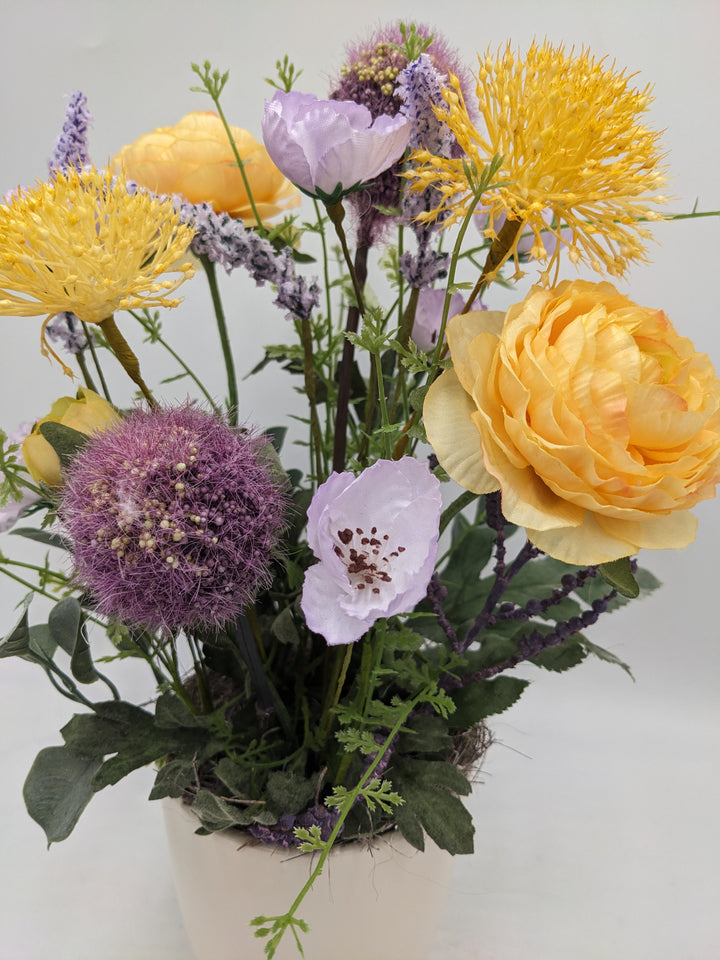 Sommergesteck Wiesenblumen Allium orange lila