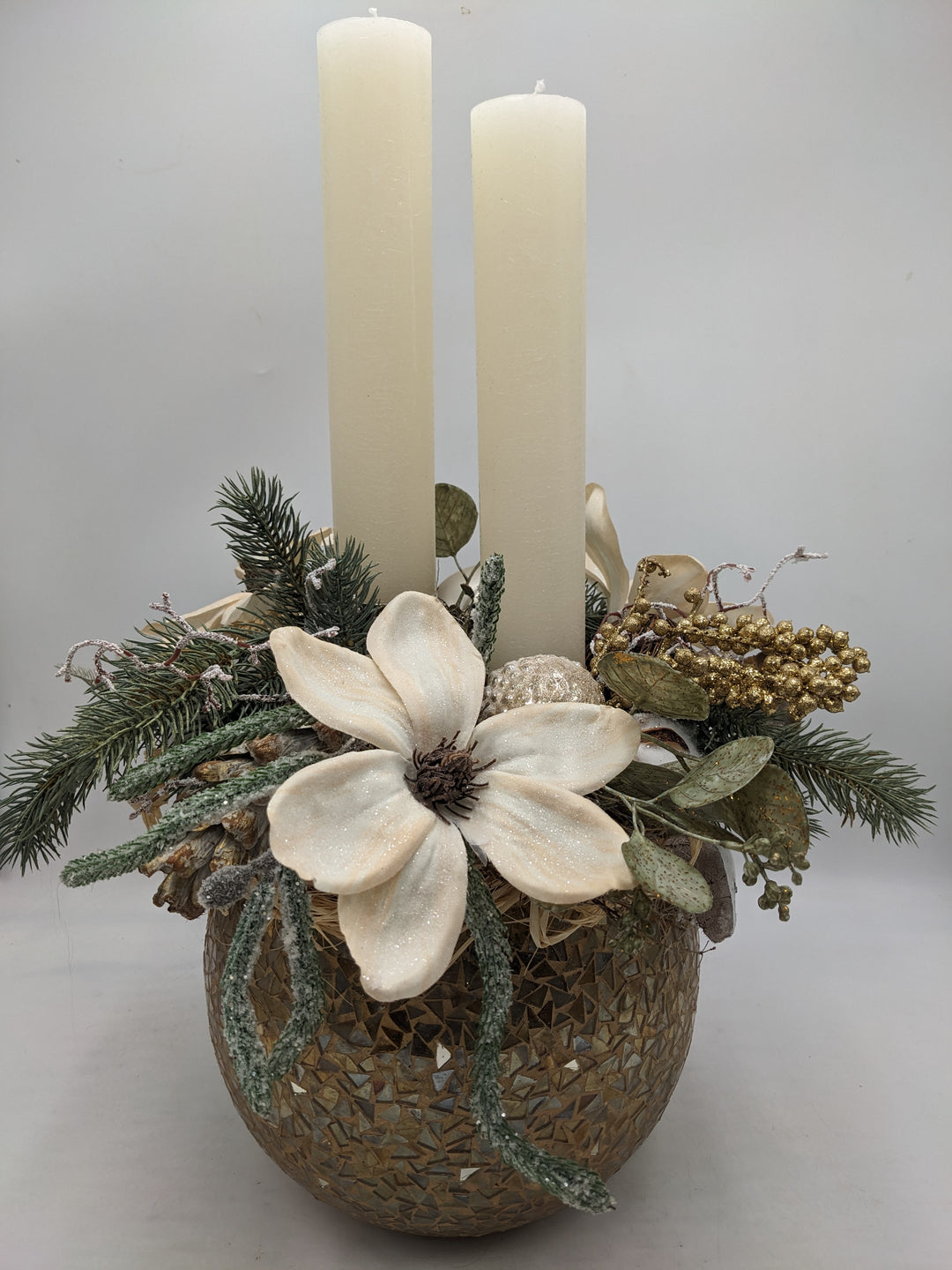 Wintergesteck Magnolien Zapfen creme gold