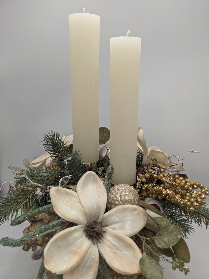Wintergesteck Magnolien Zapfen creme gold