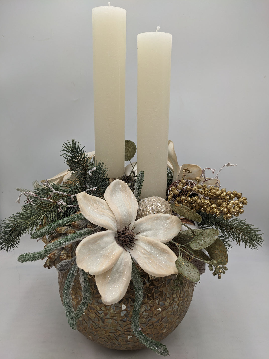 Wintergesteck Magnolien Zapfen creme gold