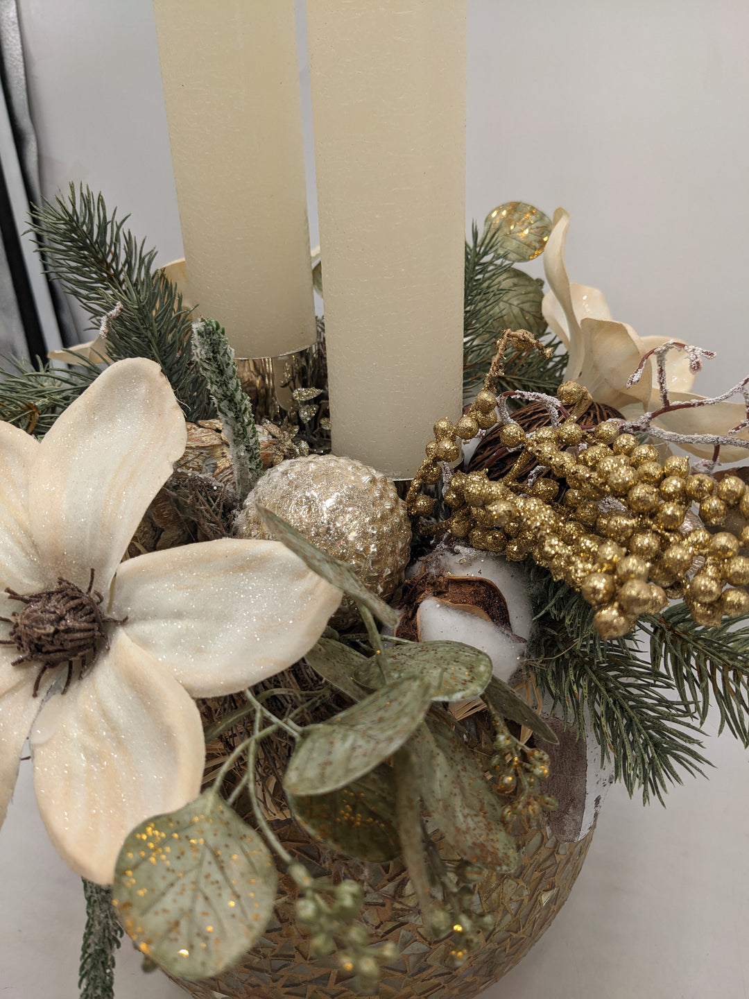 Wintergesteck Magnolien Zapfen creme gold