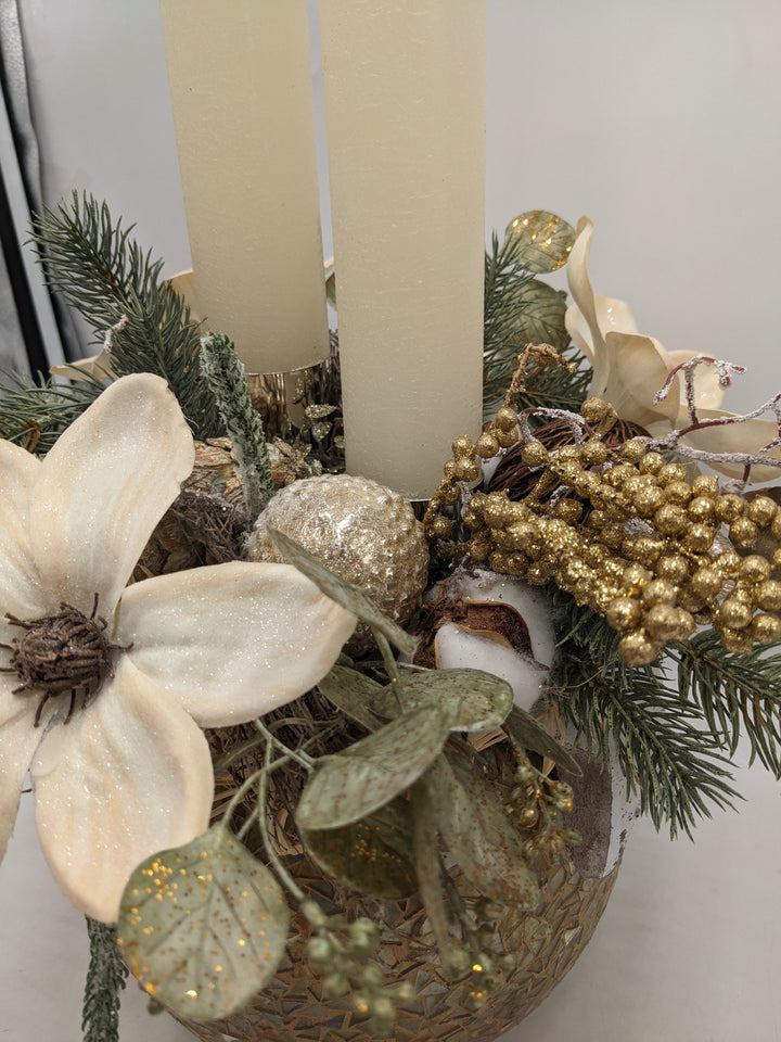 Wintergesteck Magnolien Zapfen creme gold