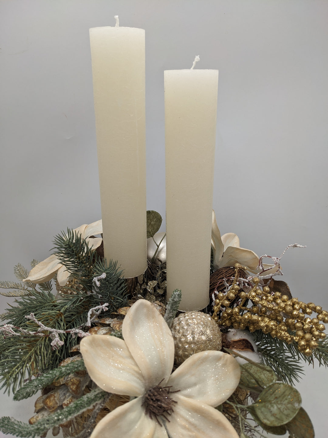 Wintergesteck Magnolien Zapfen creme gold
