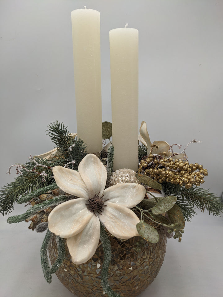 Wintergesteck Magnolien Zapfen creme gold