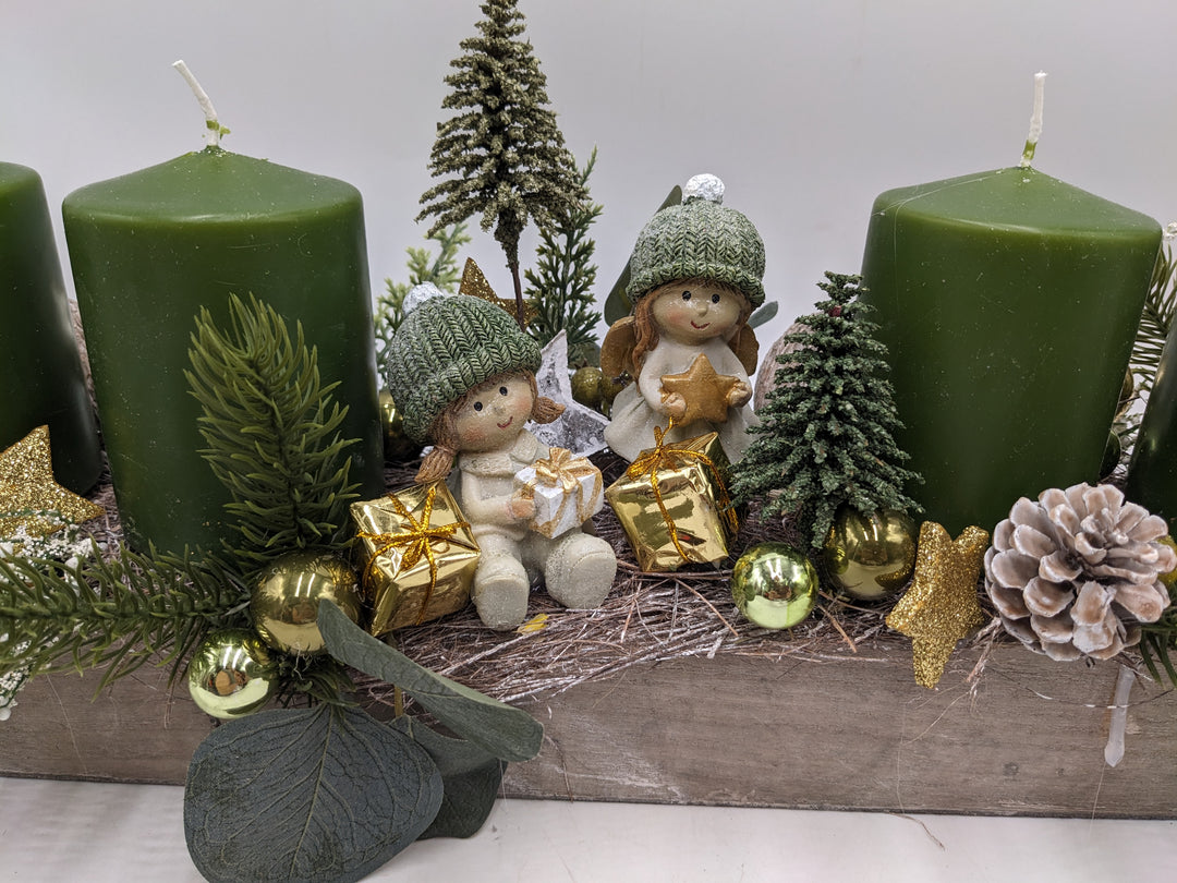 Wintergesteck Mädchen Bäume grün gold