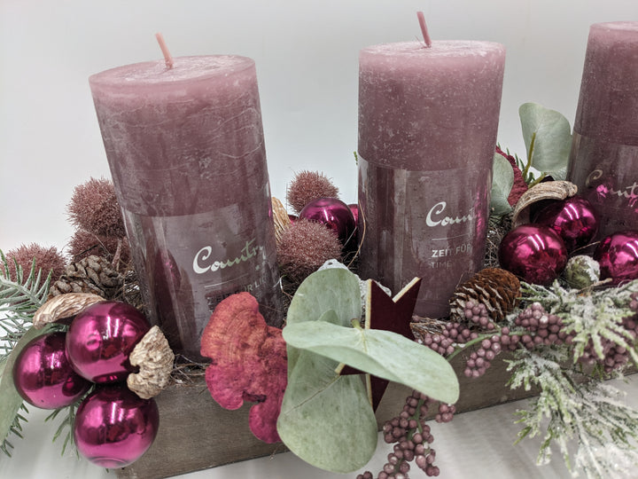 Adventsgesteck Eukalyptus Sterne lila rosa
