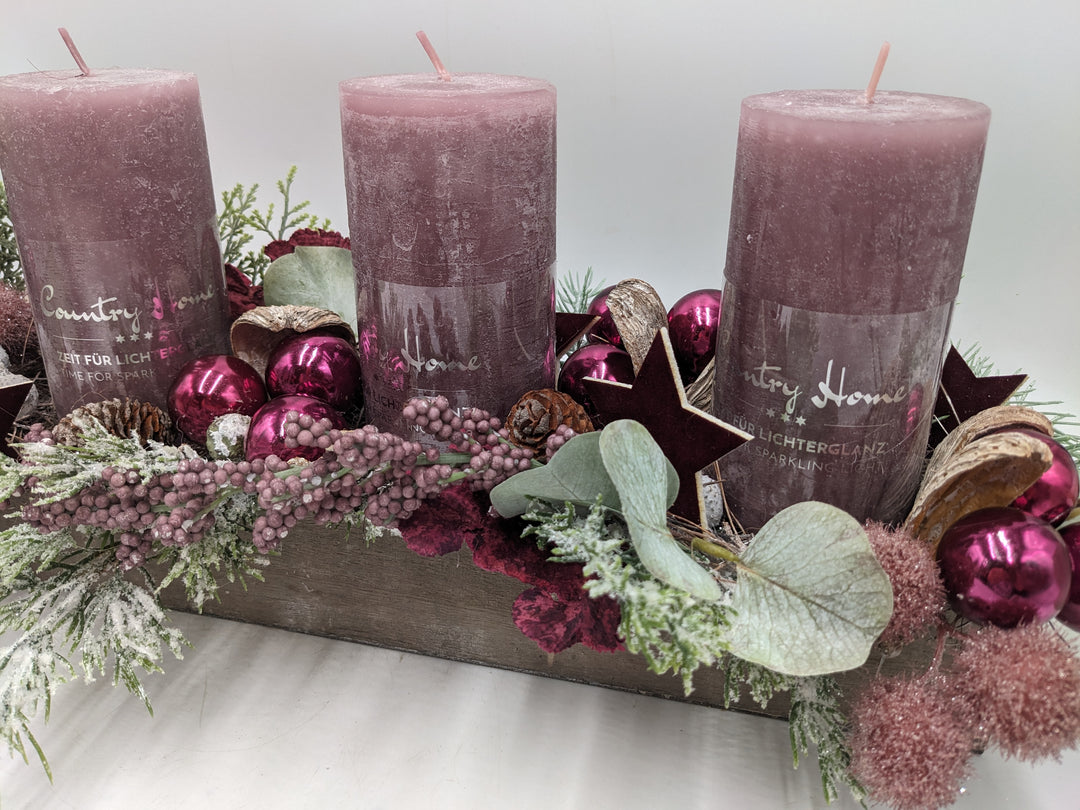 Adventsgesteck Eukalyptus Sterne lila rosa