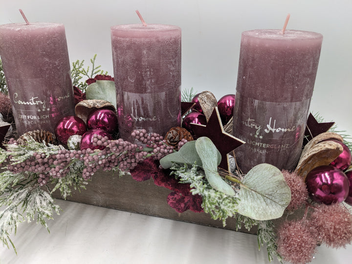 Adventsgesteck Eukalyptus Sterne lila rosa