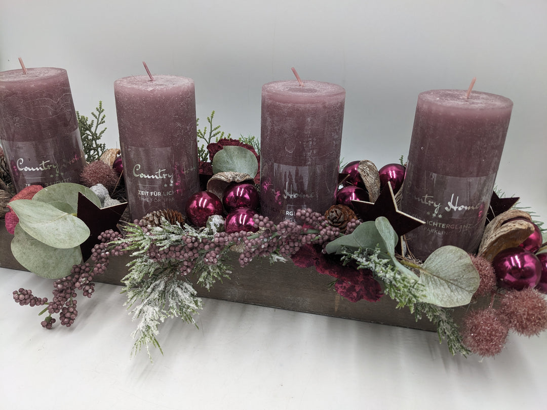 Adventsgesteck Eukalyptus Sterne lila rosa