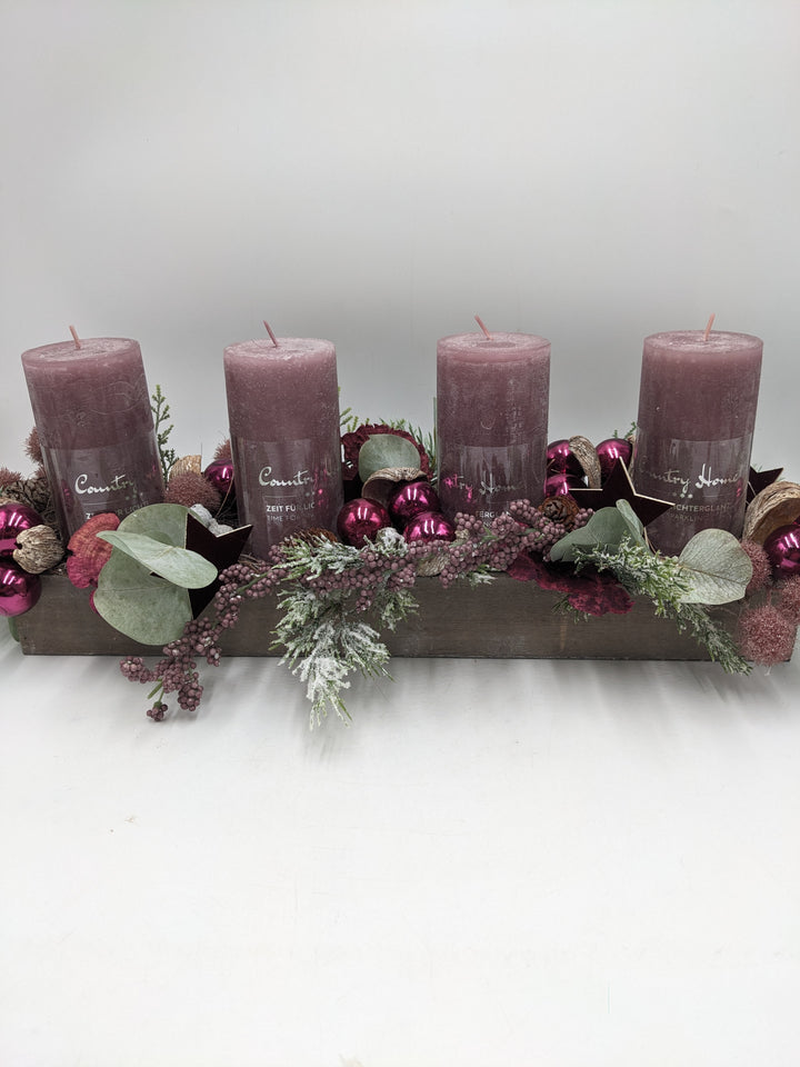 Adventsgesteck Eukalyptus Sterne lila rosa