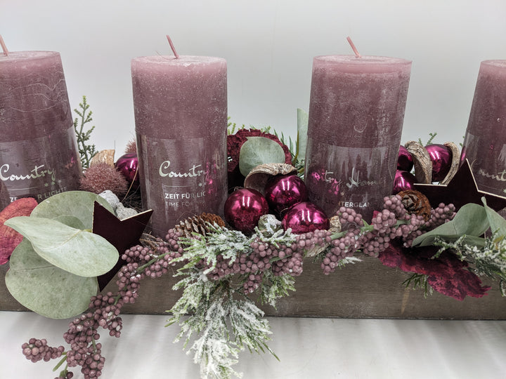 Adventsgesteck Eukalyptus Sterne lila rosa