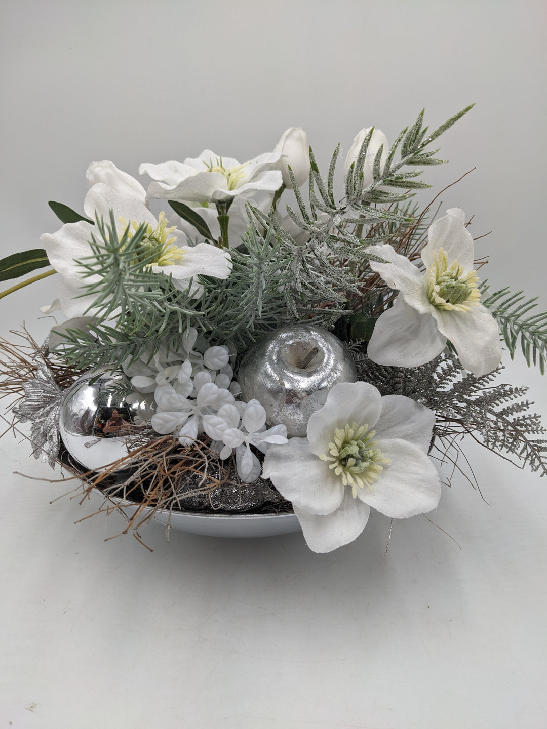 Wintergesteck Christrosen Äpfel silber weiss