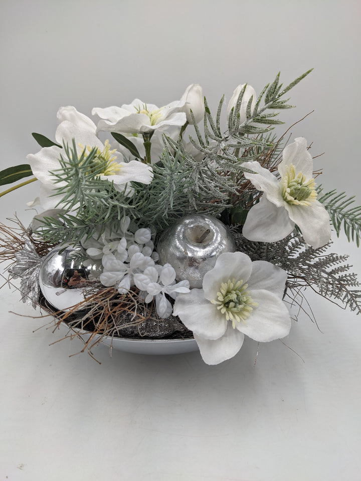 Wintergesteck Christrosen Äpfel silber weiss