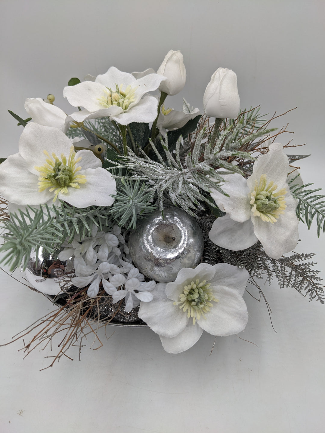 Wintergesteck Christrosen Äpfel silber weiss