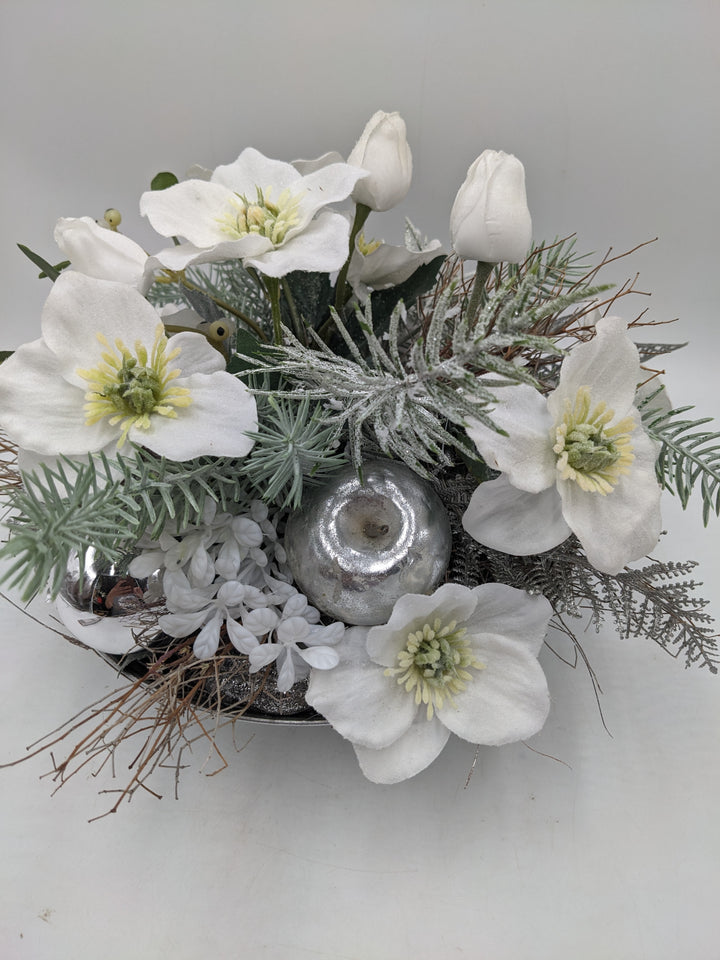 Wintergesteck Christrosen Äpfel silber weiss