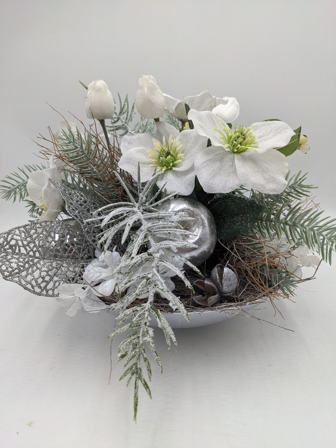 Wintergesteck Christrosen Äpfel silber weiss