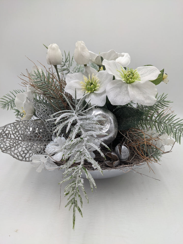 Wintergesteck Christrosen Äpfel silber weiss