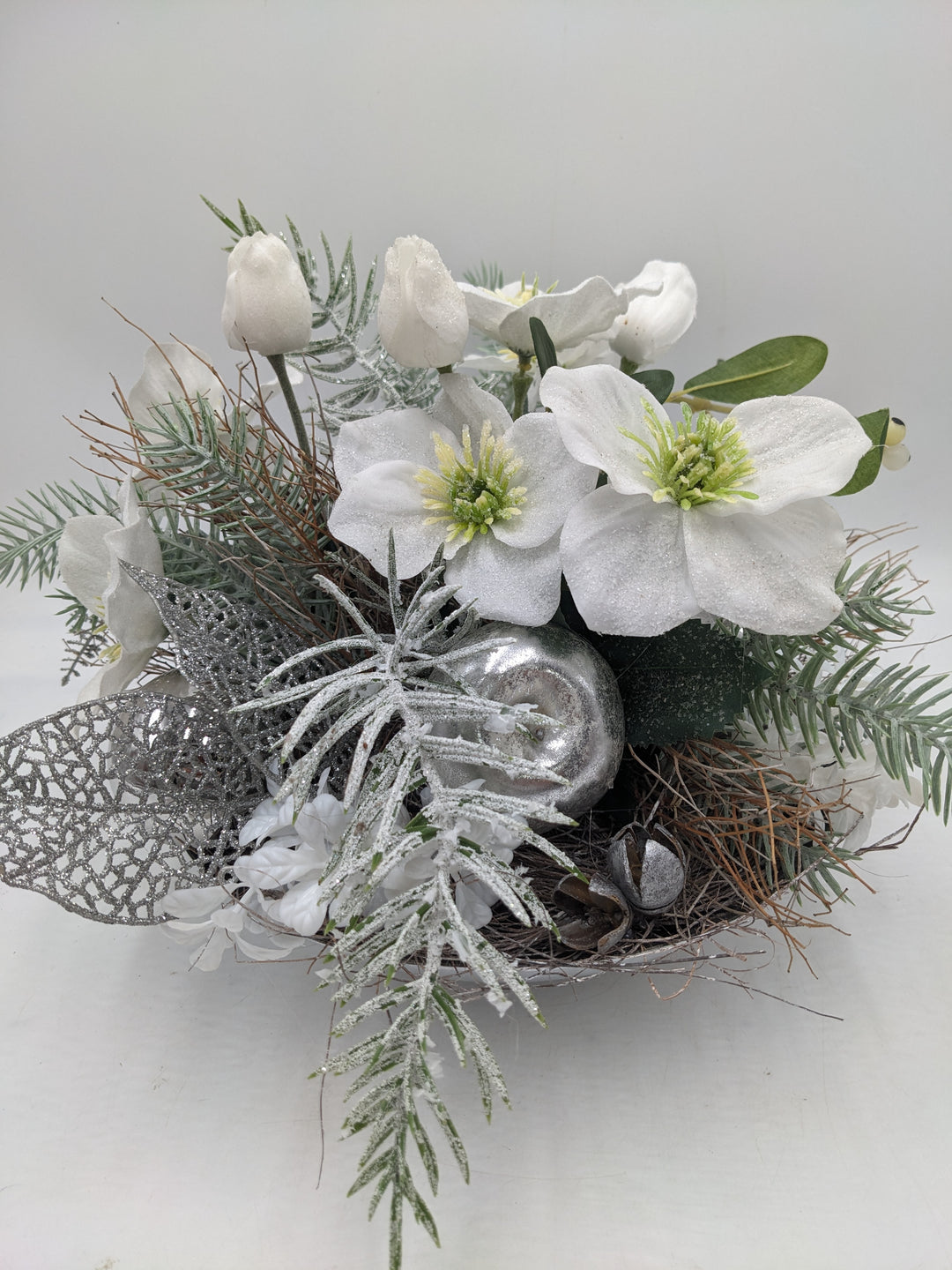 Wintergesteck Christrosen Äpfel silber weiss