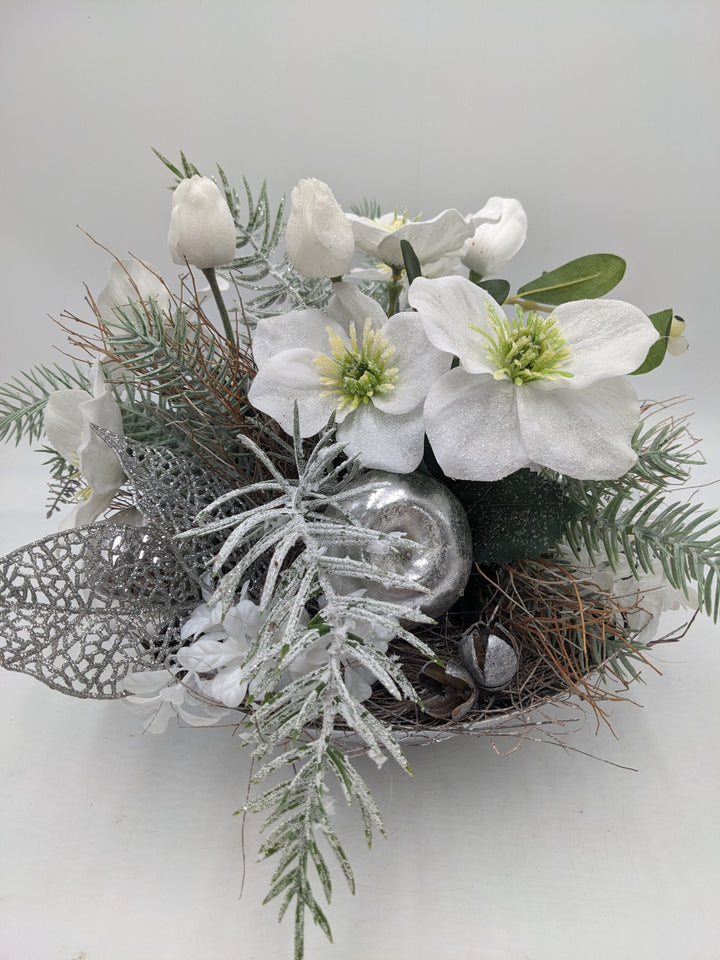 Wintergesteck Christrosen Äpfel silber weiss