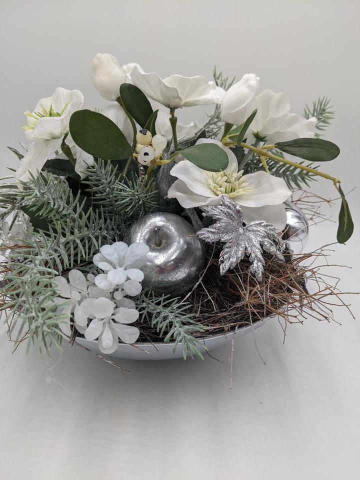 Wintergesteck Christrosen Äpfel silber weiss