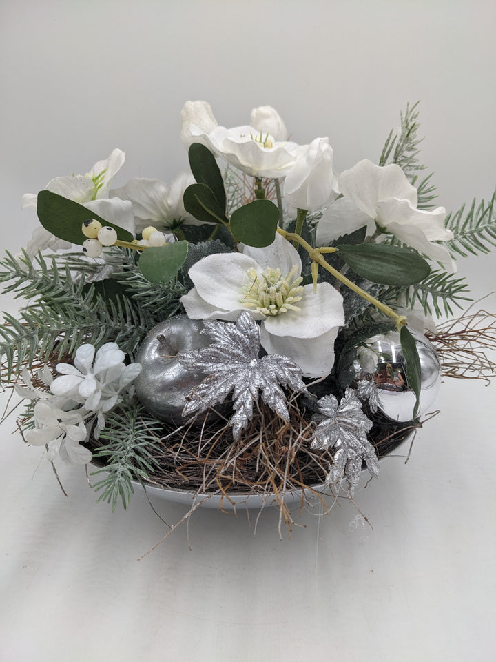 Wintergesteck Christrosen Äpfel silber weiss